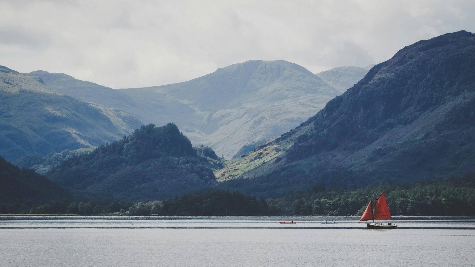 Boating in the UK: Historic waterways, coastal beauty, and maritime heritage