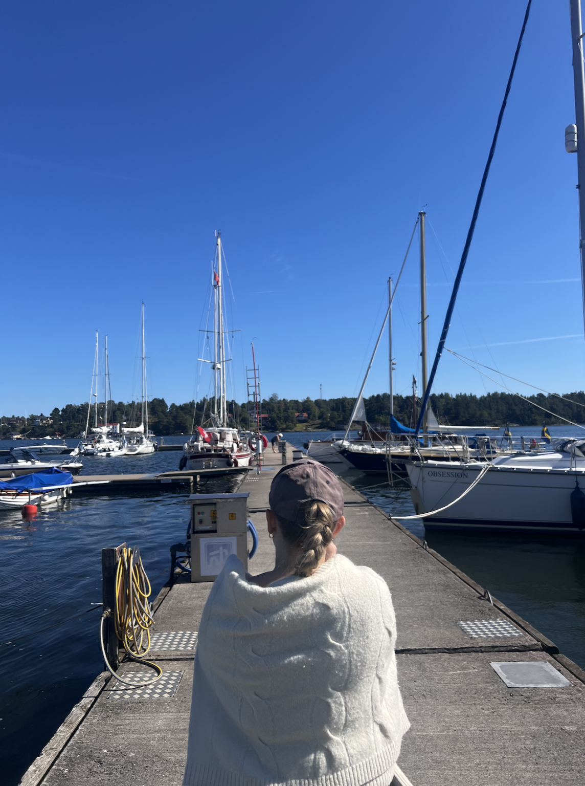 Rent out your boat: what you need to know and why it’s worth it Looking to rent out a boat? There are many possibilities for boat owners looking to maximize income through rentals. Girl looking out at a dock filled with boats for rent.